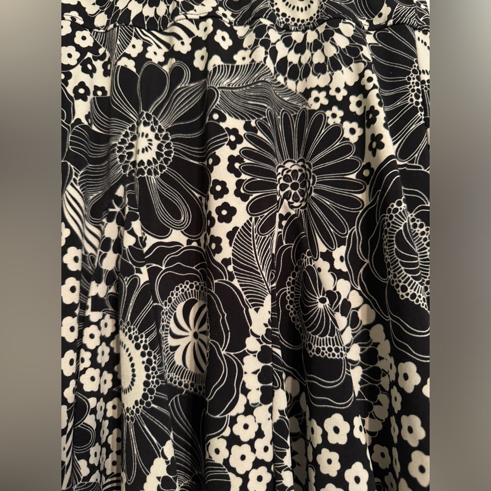 Catch My I | Black & White Abstract Floral Skirt - Picture 4 of 4